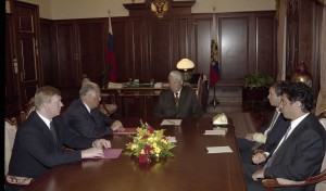 Президент РФ Борис Ельцин во время встречи с премьер-министром В.С. Черномырдиным, первыми вице-премьерами А.Б. Чубайсом и Б.Е. Немцовым, руководителем Администрации Президента РФ В.Б. Юмашевым