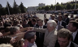 Пребывание президента РФ Бориса Ельцина в Саратовской области. Встреча с жителями г. Саратова