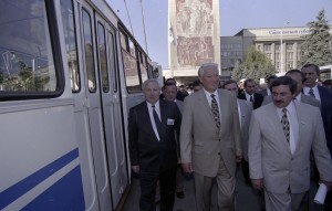 Пребывание президента РФ Бориса Ельцина в Саратовской области. Осмотр новых образцов троллейбусов и автобусов у здания администрации области