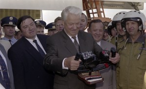 Пребывание президента РФ Бориса Ельцина в Саратовской области. Во время встречи на аэродроме Энгельской базы ВВС РФ