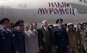 Пребывание президента РФ Бориса Ельцина в Саратовской области. Во время встречи на аэродроме Энгельской базы ВВС РФ