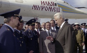 Пребывание президента РФ Бориса Ельцина в Саратовской области. Во время встречи на аэродроме Энгельской базы ВВС РФ