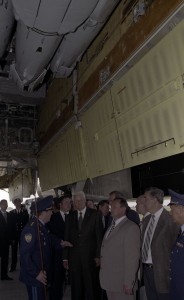 Пребывание президента РФ Бориса Ельцина в Саратовской области. Во время встречи на летном поле с командованием и личным составом военной базы