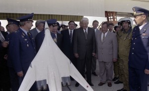 Пребывание президента РФ Бориса Ельцина в Саратовской области. Во время встречи на летном поле с командованием и личным составом военной базы