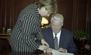 Президент РФ Борис Ельцин во время записи радиообращения