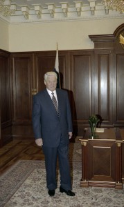 Президент РФ Борис Ельцин в своем рабочем кабинете