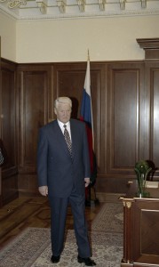 Президент РФ Борис Ельцин в своем рабочем кабинете