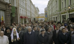 Президент РФ Борис Ельцин на открытии новой пешеходной зоны столицы в Столешниковом переулке