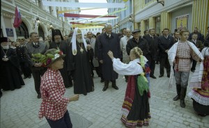 Президент РФ Борис Ельцин на открытии новой пешеходной зоны столицы в Столешниковом переулке
