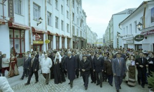 Президент РФ Борис Ельцин на открытии новой пешеходной зоны столицы в Столешниковом переулке