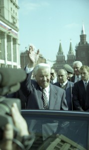 Президент РФ Борис Ельцин на открытии выставочного комплекса Манеж