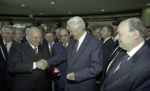 Президент РФ Борис Ельцин на открытии выставочного комплекса Манеж