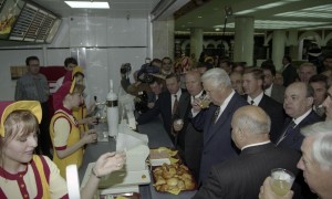 Президент РФ Борис Ельцин на открытии выставочного комплекса Манеж