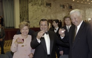 Торжественный обед, посвященный празднованию юбилея 850-летия г. Москвы. Наина Ельцина и Борис Ельцин с итальянским певцом Робертино Лоретти