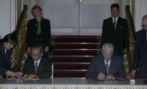 Официальный визит в РФ президента Филиппин Фиделя Вальдеса Рамоса. Во время подписания российско-филиппинских документов