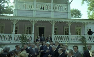 Поездка президента РФ Бориса Ельцина в Орловскую область. Посещение усадьбы И.С. Тургенева и встреча с музейными работниками России в Государственном музее-заповеднике И.С. Тургенева Спасское-Лутовиново