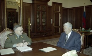 Президент РФ Борис Ельцин во время встречи с министром внутренних дел РФ А.С. Куликовым