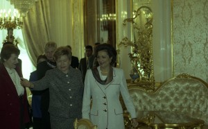 Визит в РФ президента Египта Хосни Мубарака. Супруга президента РФ Наина Ельцина и супруга президента Египта Сюзан Салех Мубарак