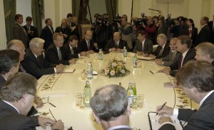 Президент РФ Борис Ельцин во время встречи с вице-президентом США Альбертом Гором