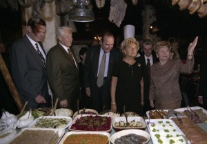 Государственный визит в РФ президента Французской Республики Жака Ширака с супругой Бернадент Ширак. Во время обеда в ресторане «Царская охота»