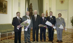 Вручение Государственных наград РФ руководителям субъектов РФ. После вручения наград: губернатор Ямало-Ненецкого АО Ю.В. Неелов, губернатор Свердловской области Э.Э. Россель, президент РФ Борис Ельцин, глава администрации Ульяновской области Ю.Ф. Горячев,