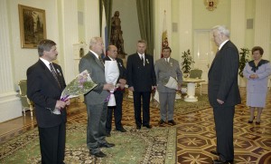 Вручение Государственных наград РФ руководителям субъектов РФ. После вручения наград: губернатор Ямало-Ненецкого АО Ю.В. Неелов, губернатор Свердловской области Э.Э. Россель, президент РФ Борис Ельцин, глава администрации Ульяновской области Ю.Ф. Горячев,