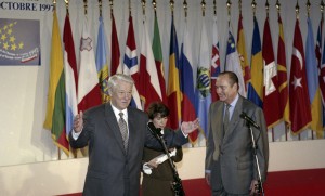 Пребывание президента РФ Бориса Ельцина в г. Страсбурге. Президент РФ Борис Ельцин и президент Франции Жак Ширак во время встречи с журналистами