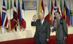 Пребывание президента РФ Бориса Ельцина в г. Страсбурге. Президент РФ Борис Ельцин и президент Франции Жак Ширак во время встречи с журналистами