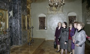 Официальный визит в РФ премьер-министра Канады Жана Кретьена. Супргуга президента РФ Наина Ельцина и супруга премьер-министра Канады Алина Кретьен во время осмотра Оружейной палаты