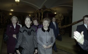 Официальный визит в РФ премьер-министра Канады Жана Кретьена. Супргуга президента РФ Наина Ельцина и супруга премьер-министра Канады Алина Кретьен во время осмотра Оружейной палаты