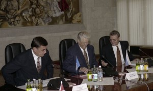 Саммит СНГ в Кишиневе. Исполнительный секретарь СНГ И.М. Коротченя, президент РФ Борис Ельцин и президент Молдавии Петр Лучинский во время закрытого заседания