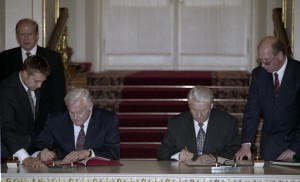 Официальный визит в РФ президента Литвы Альгирдаса Бразаускаса. Во время подписания совместных документов