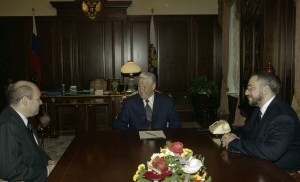 Президент РФ Борис Ельцин во время встречи с председателем ВГТРК Н.К. Сванидзе и главным редактором общероссийского государственного телеканала «Культура» М.Е. Швыдким