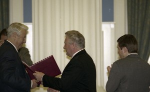 Церемония подписания договоров о разграничении предметов ведения и полномочий между органами государственной власти РФ и органами государственной власти Архангельской, Кировской, Мурманской, Ульяновской и Ярославской областей. Президент РФ Борис Ельцин и