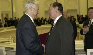 Церемония подписания договоров о разграничении предметов ведения и полномочий между органами государственной власти РФ и органами государственной власти Архангельской, Кировской, Мурманской, Ульяновской и Ярославской областей. Президент РФ Борис Ельцин и