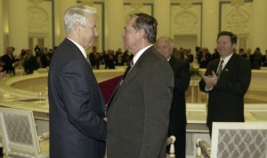 Церемония подписания договоров о разграничении предметов ведения и полномочий между органами государственной власти РФ и органами государственной власти Архангельской, Кировской, Мурманской, Ульяновской и Ярославской областей. Б.Н. Ельцин и губернатор Кир