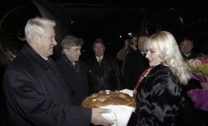 Пребывание президента РФ Бориса Ельцина в Красноярске. Во время встречи в аэропорту г. Красноярска