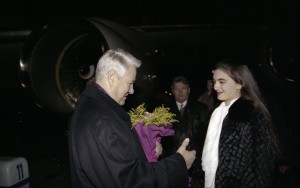 Пребывание президента РФ Бориса Ельцина в Красноярске. Во время встречи в аэропорту г. Красноярска