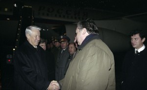Пребывание президента РФ Бориса Ельцина в Красноярске. Во время встречи в аэропорту г. Красноярска