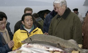 Пребывание президента РФ Бориса Ельцина в Красноярске.Президент РФ Борис Ельцин и премьер-министр Японии Рютаро Хасимото во время рыбалки на берегу Енисея