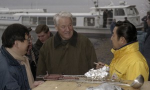 Пребывание президента РФ Бориса Ельцина в Красноярске. Президент РФ Борис Ельцин и премьер-министр Японии Рютаро Хасимото во время рыбалки на берегу Енисея