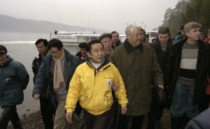 Пребывание президента РФ Бориса Ельцина в Красноярске. Президент РФ Борис Ельцин и премьер-министр Японии Рютаро Хасимото во время рыбалки на берегу Енисея