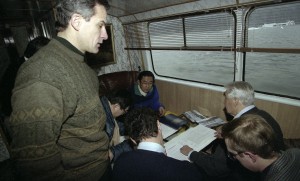 Пребывание президента РФ Бориса Ельцина в Красноярске. Президент РФ Борис Ельцин и премьер-министр Японии Рютаро Хасимото на катере во время прогулки по Енисею