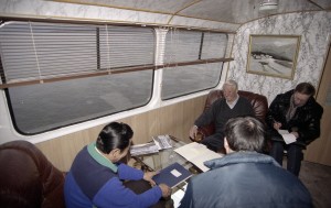 Пребывание президента РФ Бориса Ельцина в Красноярске. Президент РФ Борис Ельцин и премьер-министр Японии Рютаро Хасимото на катере во время прогулки по Енисею