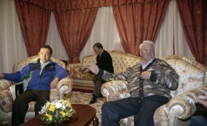 Пребывание президента РФ Бориса Ельцина в Красноярске. Президент РФ Борис Ельцин и премьер-министр Японии Рютаро Хасимото во время встречи один на один