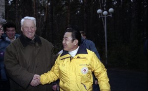 Пребывание президента РФ Бориса Ельцина в Красноярске. Президент РФ Борис Ельцин и премьер-министр Японии Рютаро Хасимото на территории резиденции «Сосны»