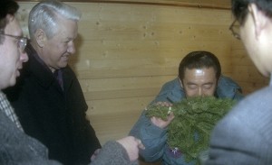 Пребывание президента РФ Бориса Ельцина в Красноярске. Президент РФ Борис Ельцин и премьер-министр Японии Рютаро Хасимото на территории резиденции «Сосны»