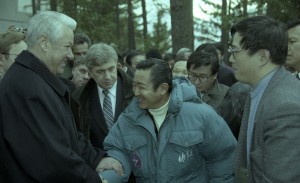 Пребывание президента РФ Бориса Ельцина в Красноярске. Президент РФ Борис Ельцин и премьер-министр Японии Рютаро Хасимото на территории резиденции «Сосны»