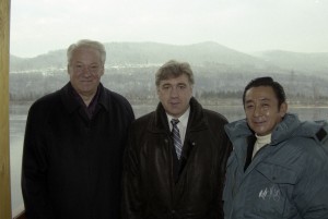 Пребывание президента РФ Бориса Ельцина в Красноярске. Президент РФ Борис Ельцин и премьер-министр Японии Рютаро Хасимото на территории резиденции «Сосны»