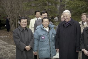 Пребывание президента РФ Бориса Ельцина в Красноярске. Президент РФ Борис Ельцин и премьер-министр Японии Рютаро Хасимото на территории резиденции «Сосны»